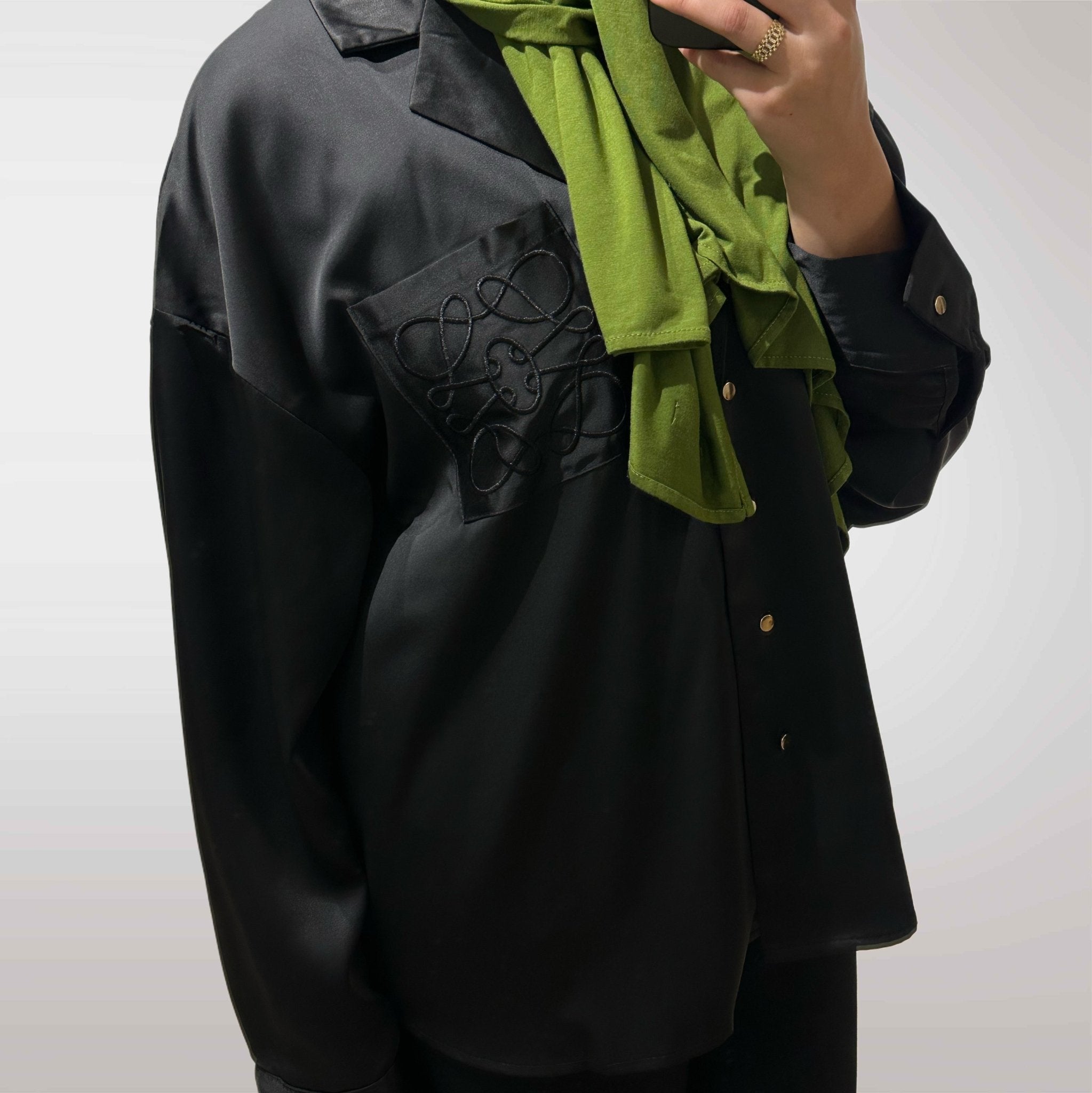 Satijnlook blouse met gouden knopen